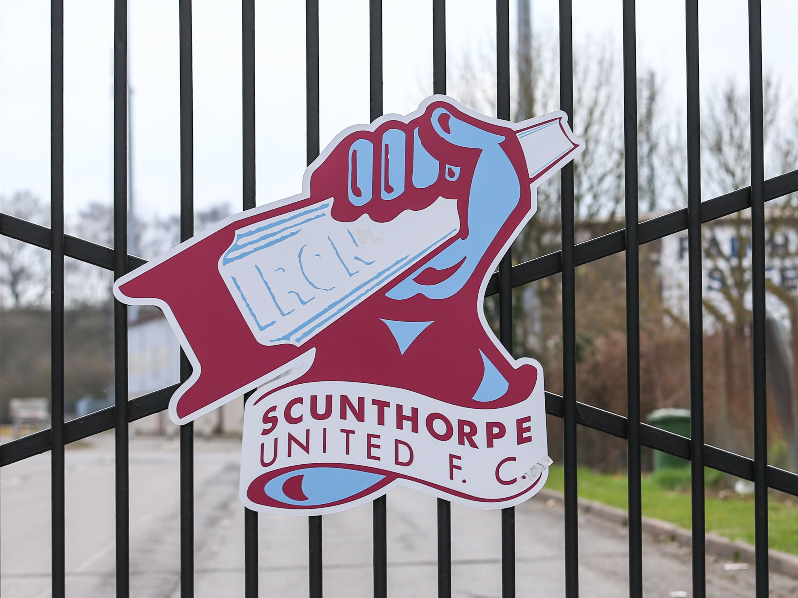 Ten-man Woking take three points despite Scunthorpe fightback