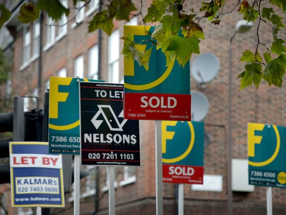 Letting and estate agents' boards