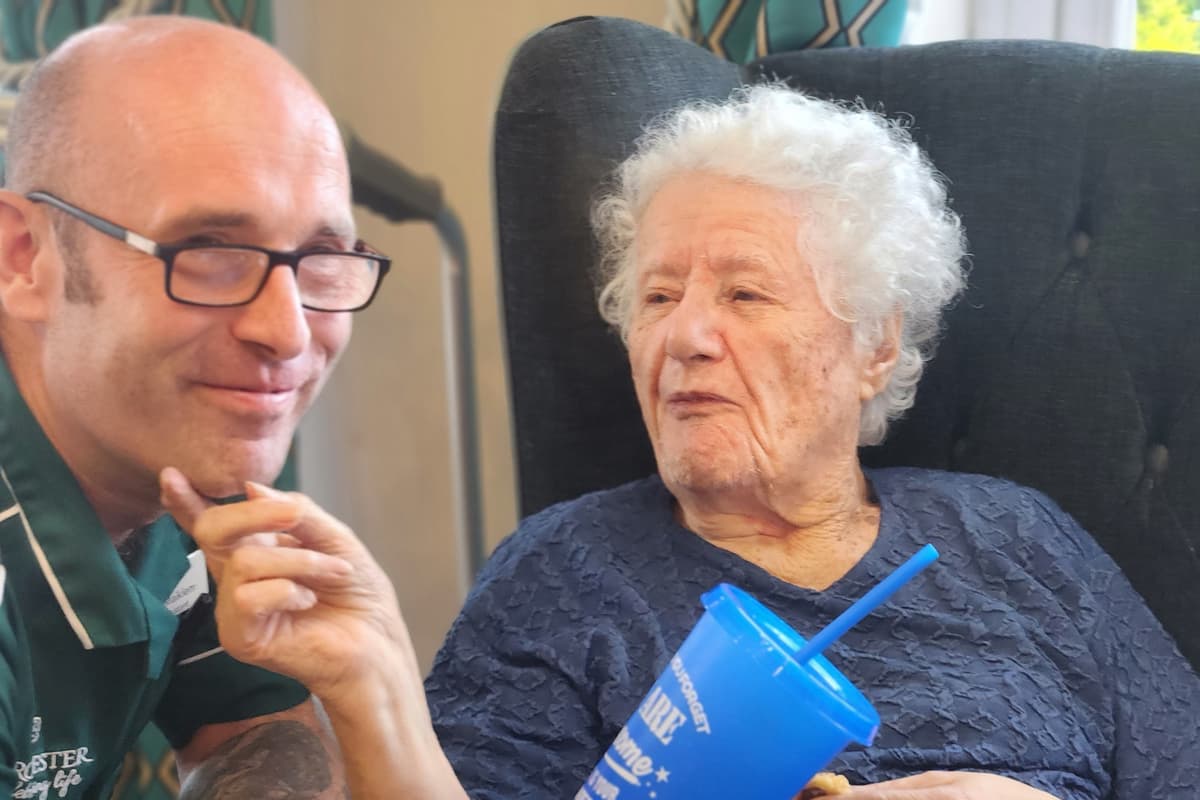 Bewohner eines Pflegeheims danken ihren Pflegekräften.