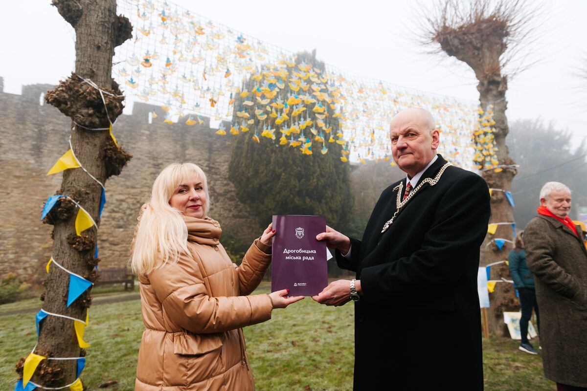 Svitlana Dzedzei and Ludlow mayor, Councillor Glenn Ginger, at the official unveiling.