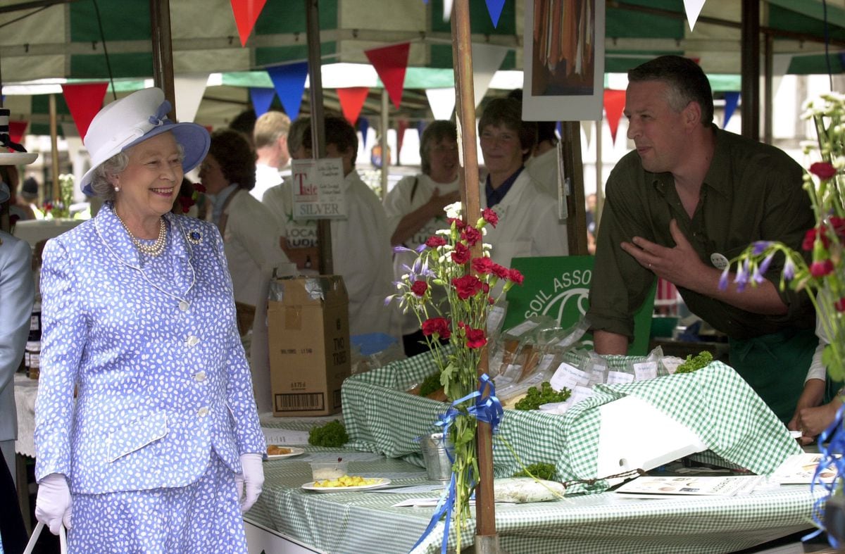 The Queen talks to a younger Billy Auger at his fruit and veg stall at Ludlow Market in 2003