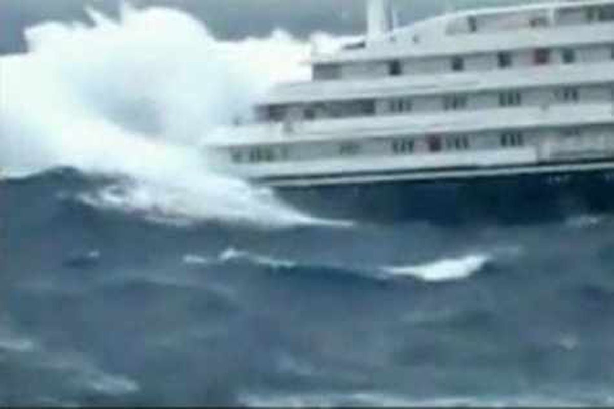 cruise ship tossed in high seas