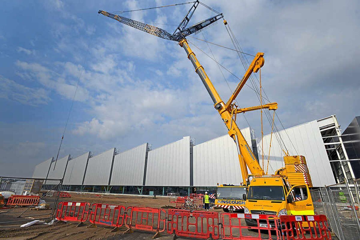 500-tonne crane swings into action at i54