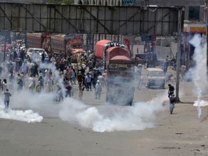 Police fire tear gas to disperse supporters of PakistanÃ¢ÂÂs key opposition party marching towards Islamabad