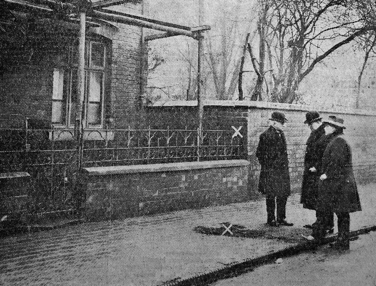 Vicarage Road, January 1925, with one cross marking where Constable Willits fell and another where a bullet hit a wall.