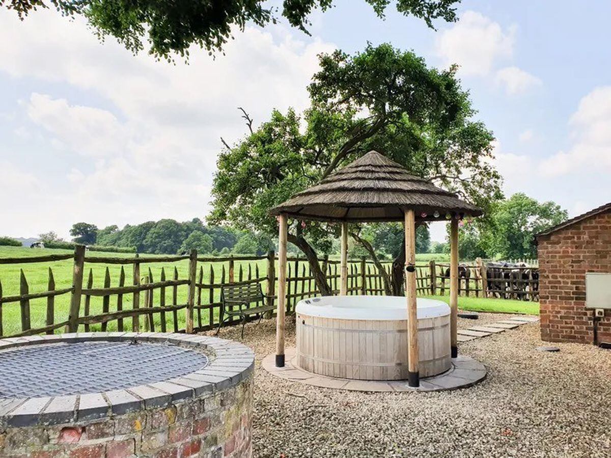 The Shooting Folly's cedar hot tub. Photo: Sykes Holiday Cottages.