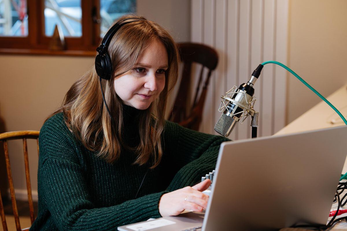 La refugiada ucraniana, Hanna Zarystka, se aseguró un lugar como presentadora de radio en Pure Gold UK de Market Drayton Radio