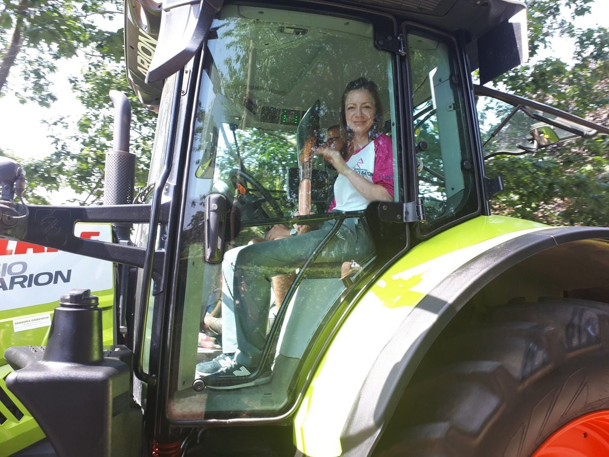 Lazdelė traktoriumi keliauja per Harperio Adamso žemės ūkio universitetą.  Nuotrauka: @TelfordCops.