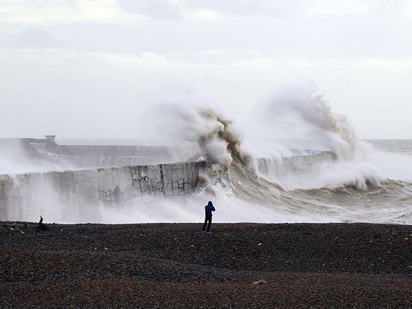 Travel disruption warning as strong winds expected to hit south coast