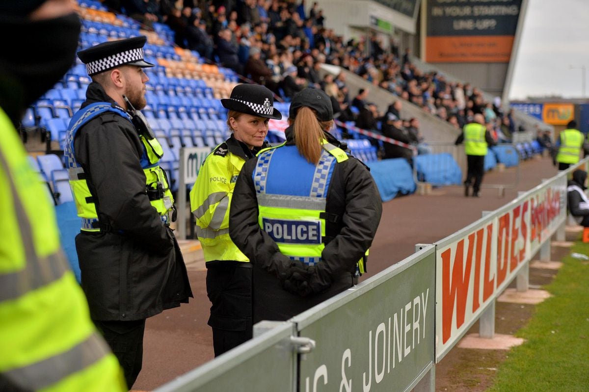 Police à Shrewsbury Town contre Wycombe Wanderers