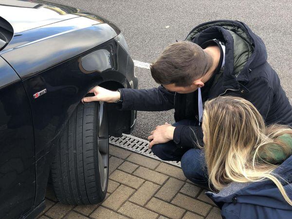Checking tyres