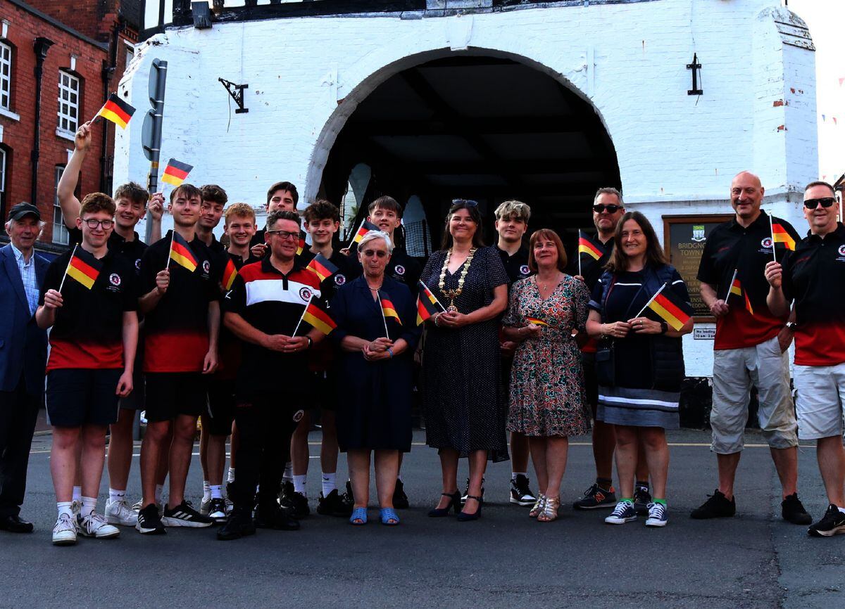 Die Fußballmannschaft von Bridgnorth bereitet sich darauf vor, vor der Deutschlandreise „Auf Wiedersehen“ zu sagen