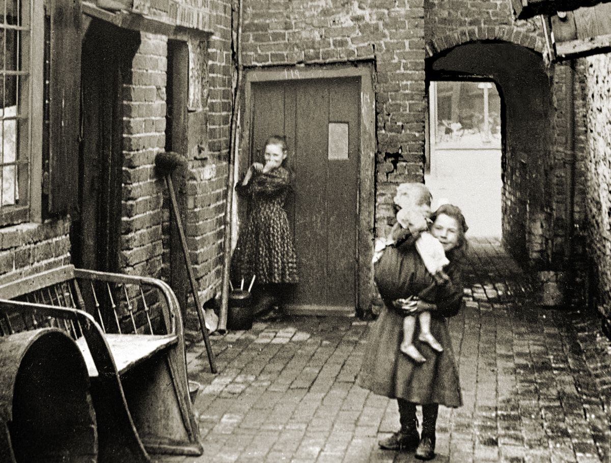 Photograph courtesy of Gareth Thomas. This photo is from the early 1900s. Drew’s Court behind No. 119 Corve Street, now the site of Tesco, was typical of the squalor and overcrowding of many of Corve Street’s dwellings