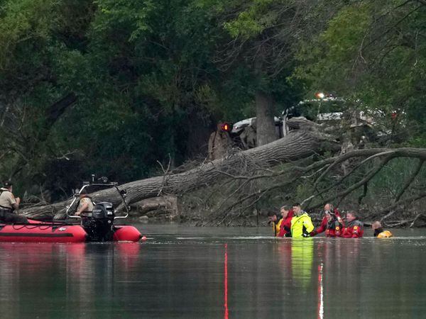 Teams in dry suits and Ramsey County Sheriffâs deputies search for the bodies of a mother and her three children at Vadnais Lake