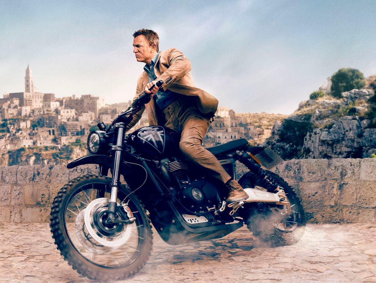 Daniel Craig on the Triumph Scrambler which appears in No Time To Die. © 2021 Danjaq, LLC and Metro-Goldwyn-Mayer Studios Inc. All Rights Reserved