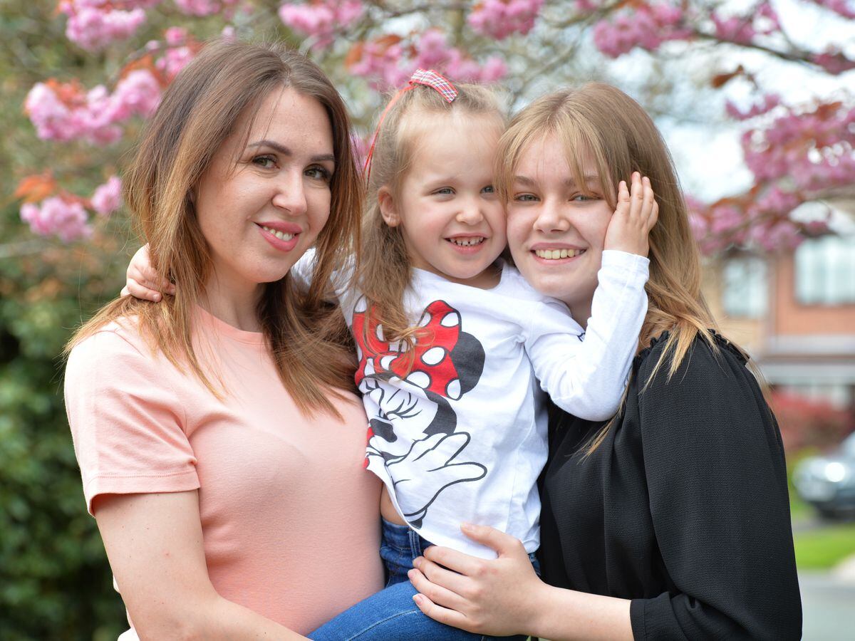 En sécurité à Telford sont Alena Petruchenko et ses filles Anastasia Limarenko, 15 ans et Yelyzaveta Petriuchenko, trois