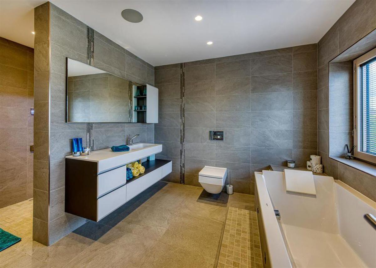 An en-suite bathroom with a walk-in shower. Photo: Berriman Eaton.