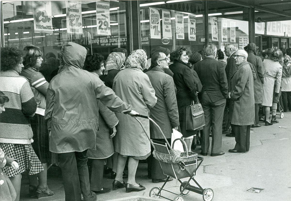 A bread queue in Wellington at early on in the disruption, in November 1978