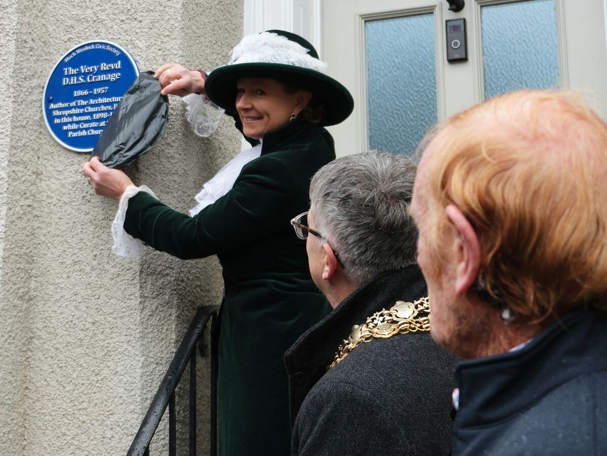 Unveiling the blue plaque. Photo: Bob May.