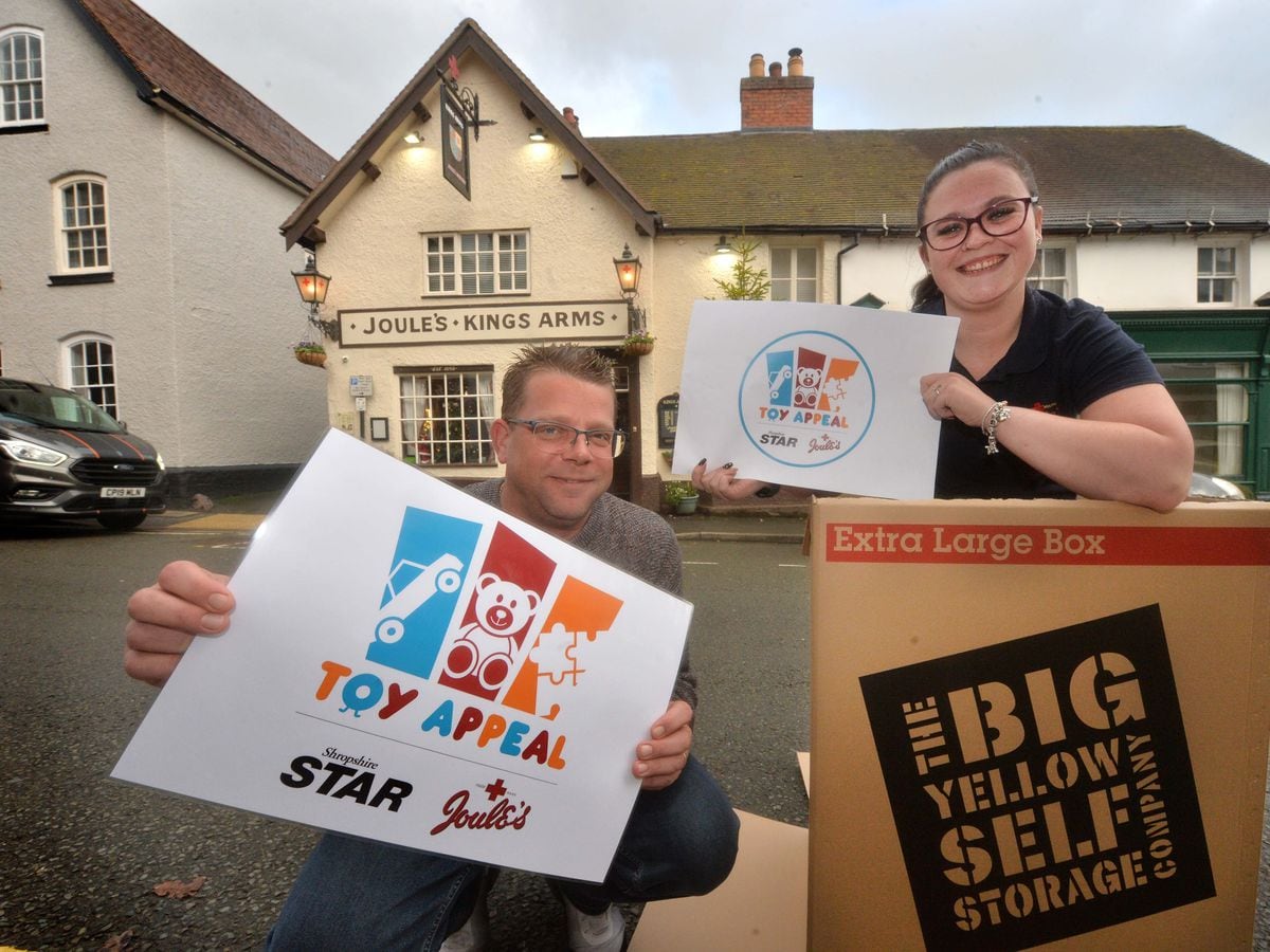SOUTH COPYRIGHT MNA MEDIA STEVE LEATH 25/11/22..Pics in Church Stretton at the Kings Arms pub of landlord: Mike Darch-Williams and staff member: Lucy Fox, ready to take donations for the Shropshire Star Toy Appeal..