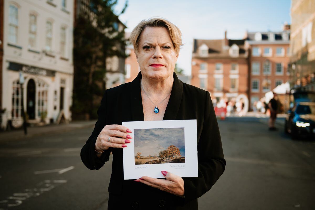 Eddie Izzard with an example of Susie's art