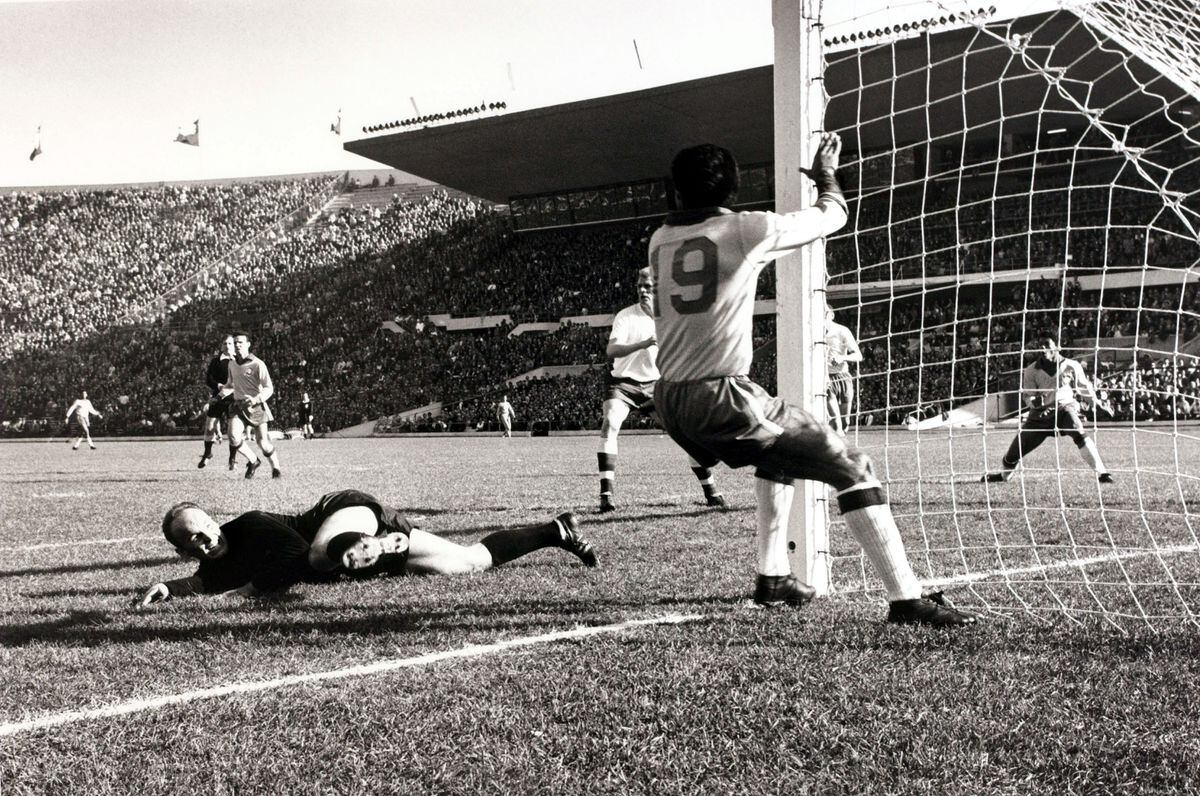Sport, Football, 1962 World Cup Finals in Chile, World Cup Final, Santiago, 17th June 1962, Brazil,3, v Czechoslovakia,1, Brazil forward Vava at the goalpost as Czech goalkeeper Viliam Schroiff lies grounded  (Photo by Popperfoto/Getty Images)
