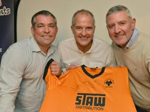WOLVERHAMPTON NEWS  EXPRESS & STAR ( JOHN SAMBROOKS ) 13/10/16   Andy Thompson, Steve Bull and Robbie Dennison pictured at the Sherpa Van Trophy Evening at the Cleveland Arms Sports Bar, Stowheath Lane, Wolverhampton.                                                                                         .              .                               .