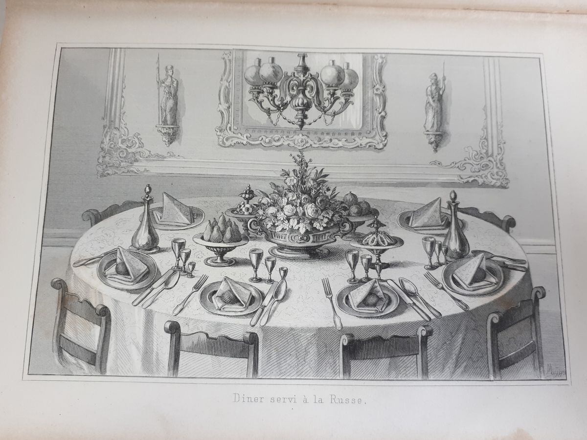Dubois dining à la Russe