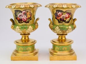 This pair of pot pourri vases sold for £550.