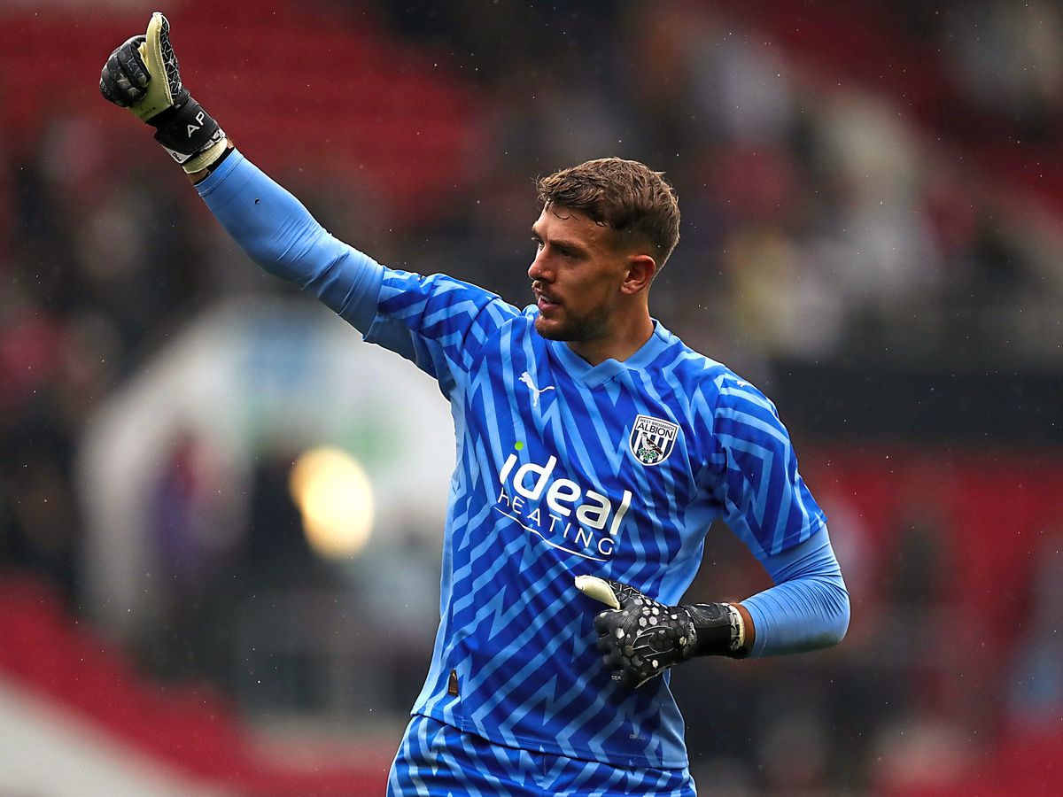 Keeper Alex Palmer salutes the fans during Albion’s 0-0 draw at Bristol City (Getty)