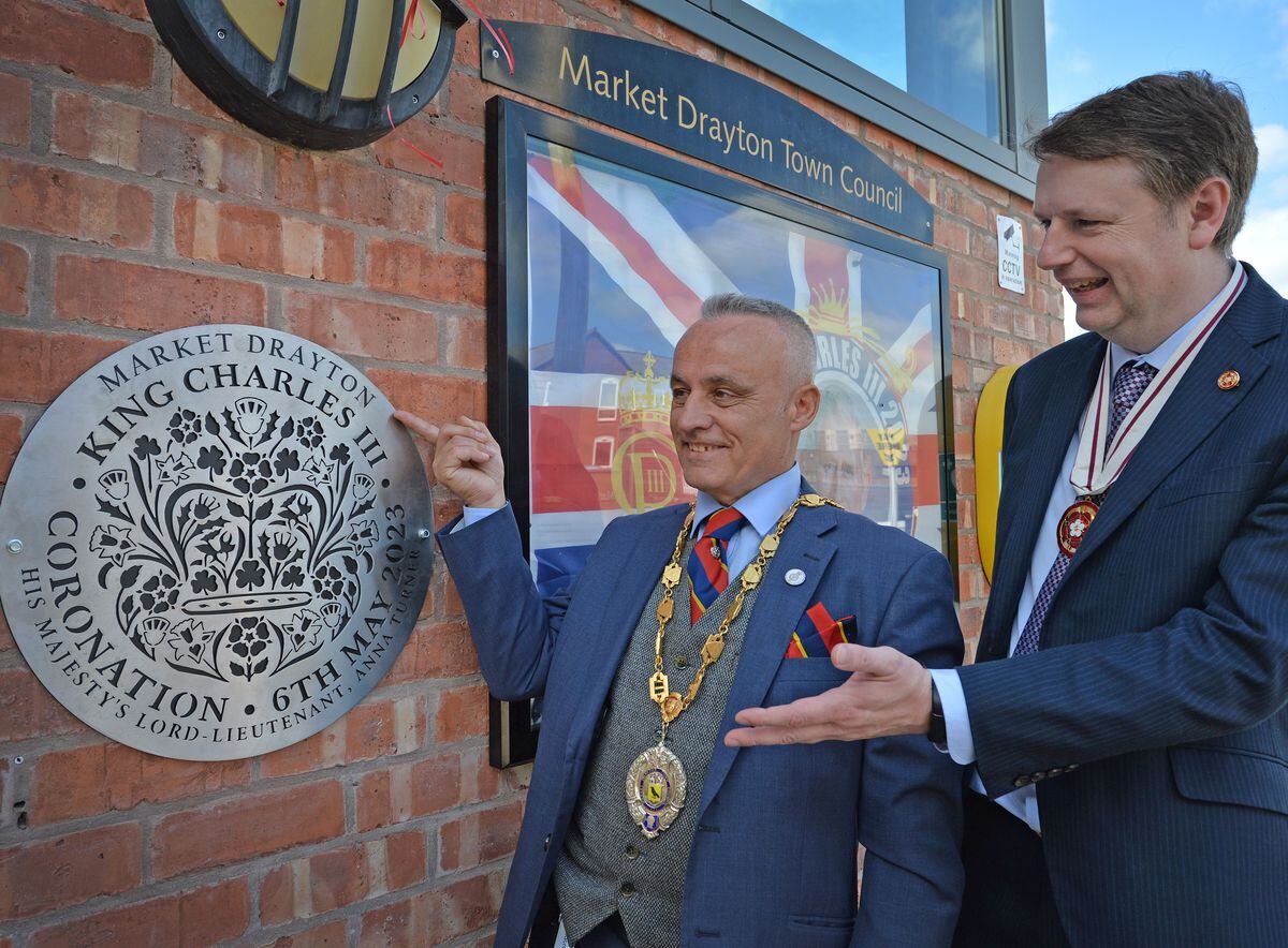 Mayor Mark Whittle and Deputy Lord Lieutenant Martin Stevens unveiled Market Drayton's plaque