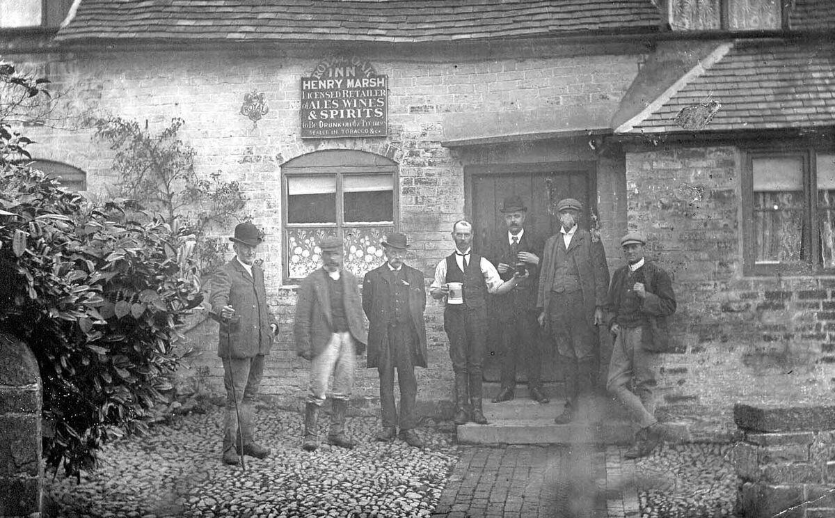 A photo believed to have been taken around 1910 - the name of the licensee on the sign is Henry Marsh, who is probably one of this group. Photo owned by Ray Farlow