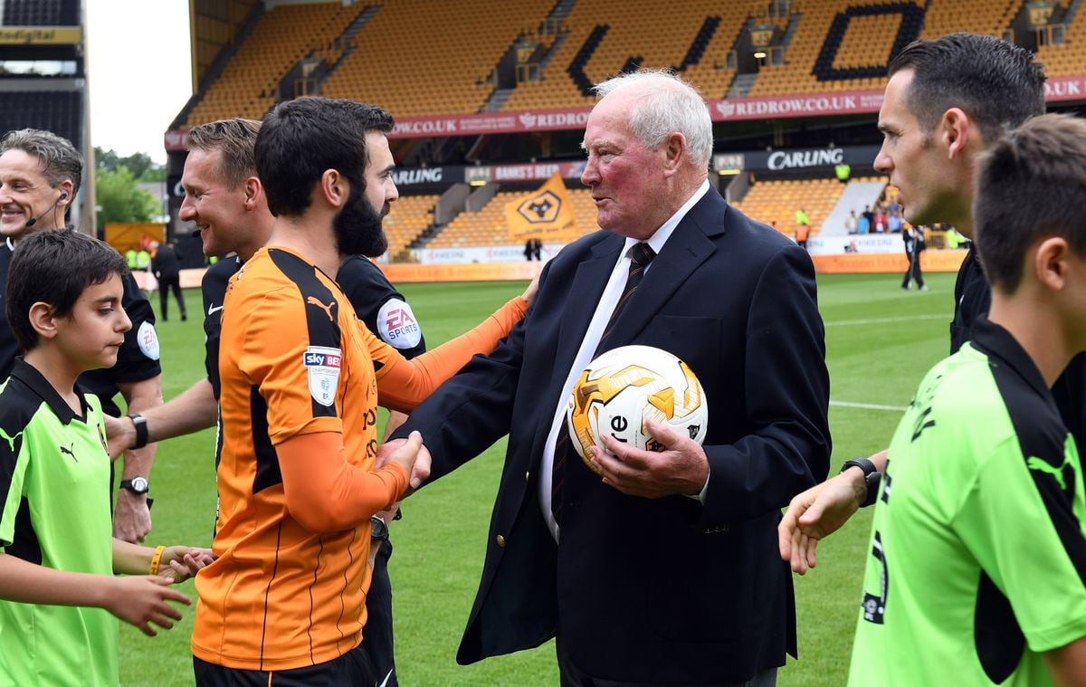 Jack Price of Wolverhampton Wanderers shakes hands with Ron Flowers. (AMA)