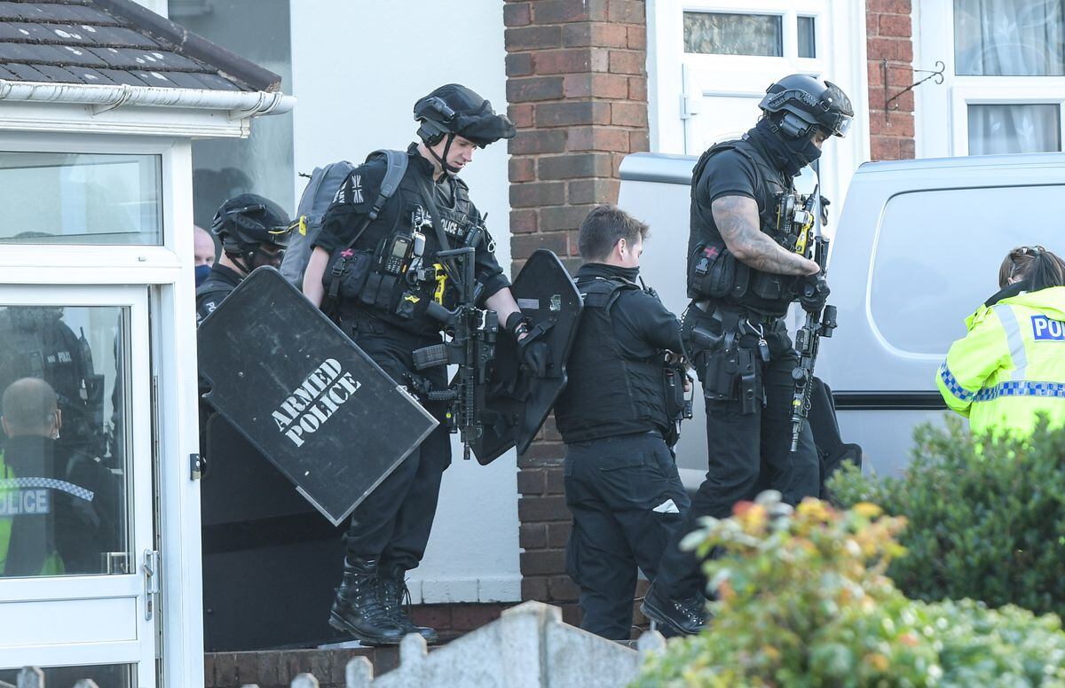 Des policiers armés sur les lieux de Rowley Regis.  Photo: SnapperSK
