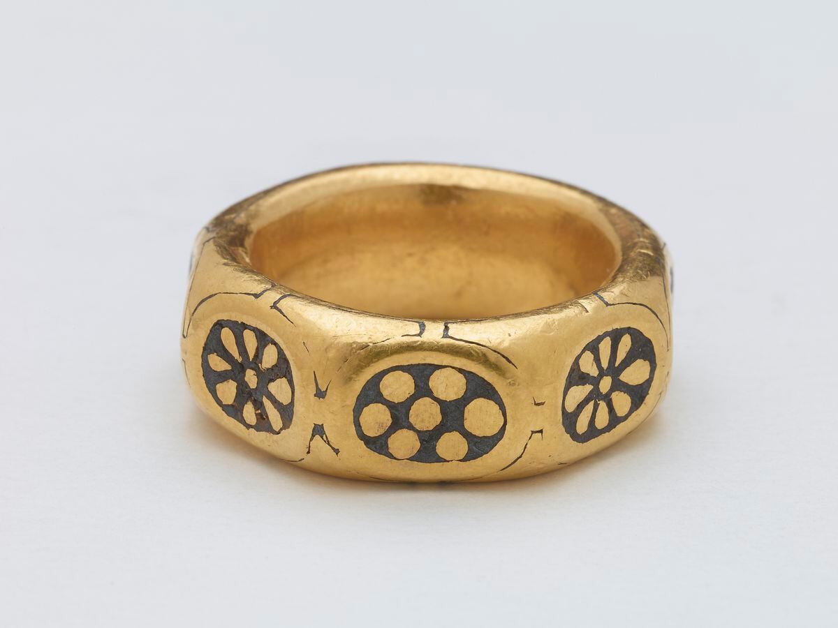 Octagonal gold ring from the ninth century