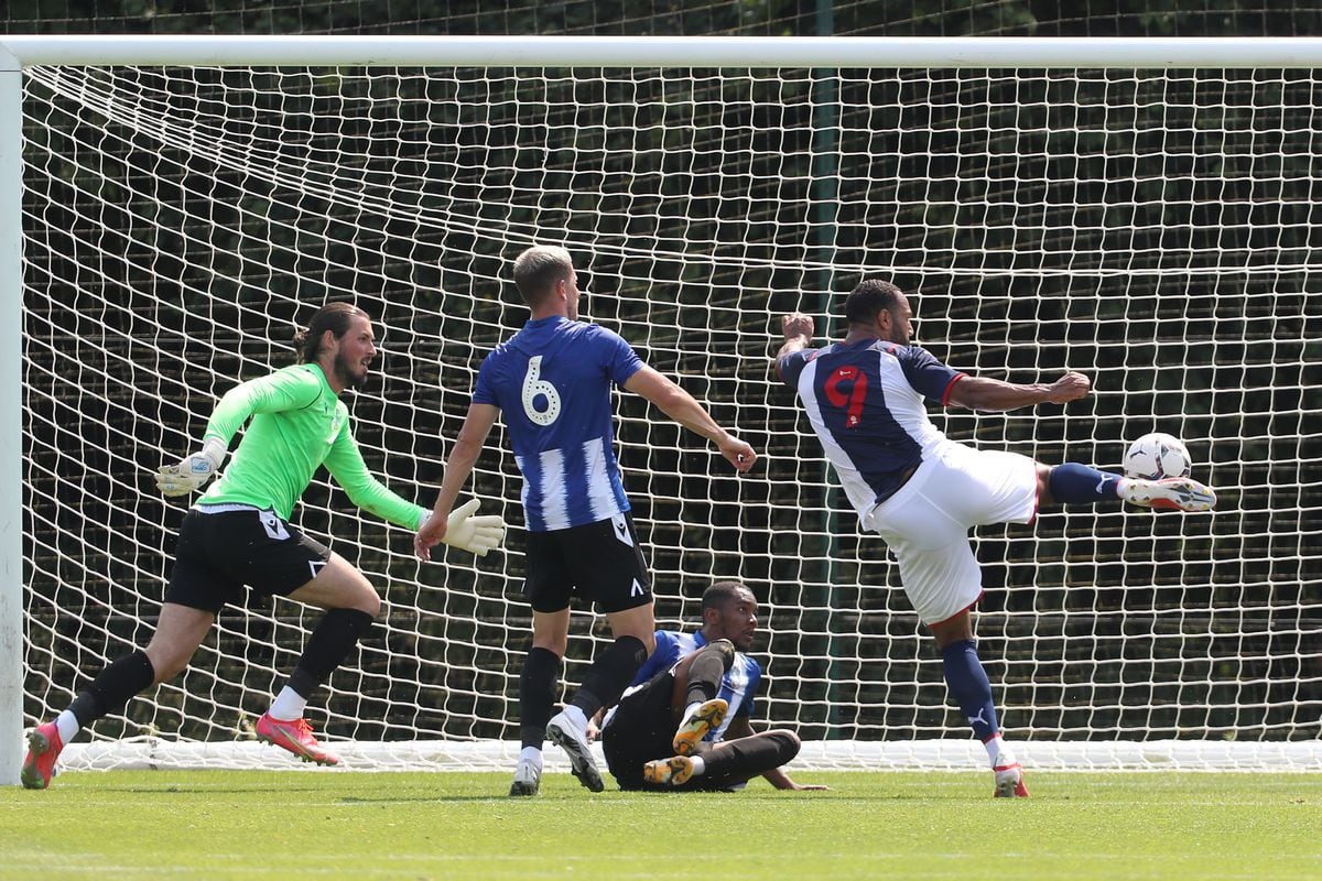 Matt Phillips of West Bromwich Albion scores a goal to make it 2-0. (AMA)