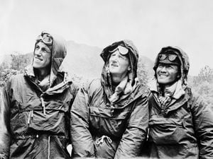 Edmund Hillary (left) and Sherpa Tenzing Norgay (right), with expedition leader Colonel John Hunt.