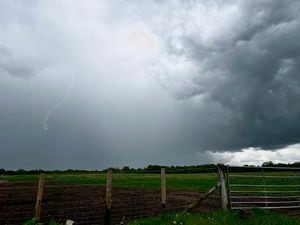 Lightning captured in Shropshire by @UK_Treasures