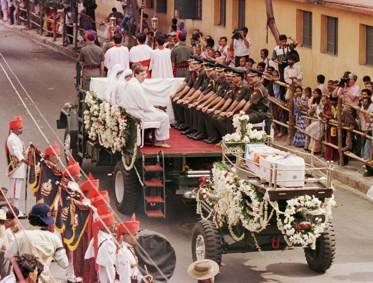 The cortege of Mother Teresa leaves St. Thomas' Church at the start of the funeral procession 
