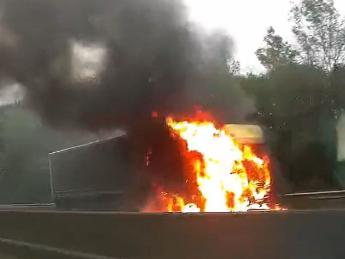 The lorry on fire (Photo: X/Dragoshi).
