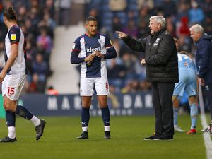 WEST BROMWICH, ENGLAND - APRIL 23: West Bromwich Albion manager Steve Bruce chats to Jake Livermore during the Sky Bet Championship match between West Bromwich Albion and Coventry City at The Hawthorns on April 23, 2022 in West Bromwich, England. (Photo by Malcolm Couzens - WBA/West Bromwich Albion FC via Getty Images).