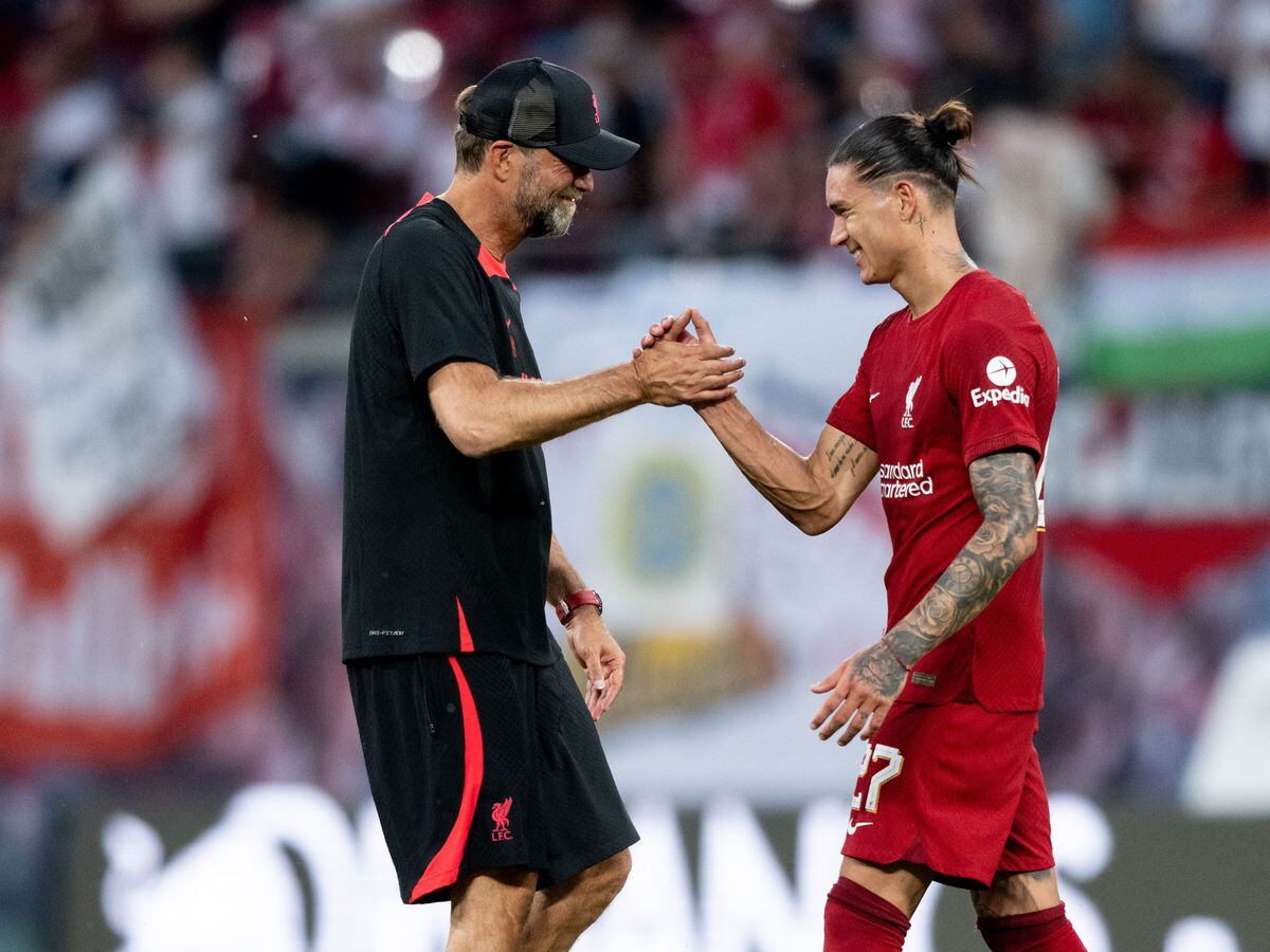 Liverpool manager Jurgen Klopp congratulates Darwin Nunez