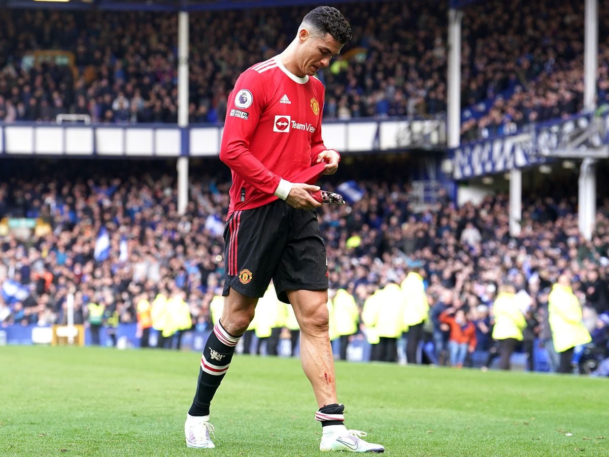 Cristiano Ronaldo leaves the pitch at Goodison Park