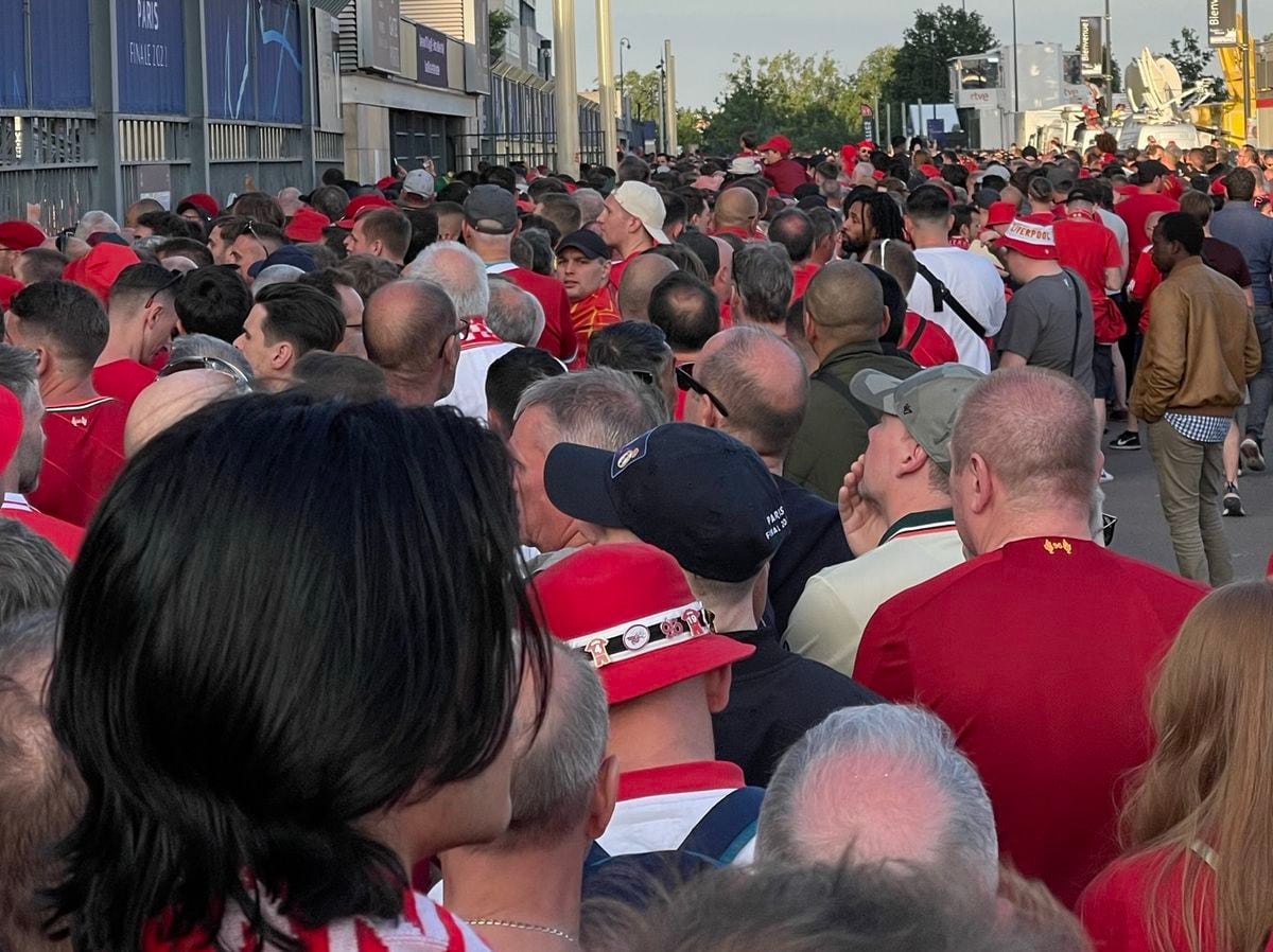 Les fans de Liverpool font la queue pour entrer dans le sol