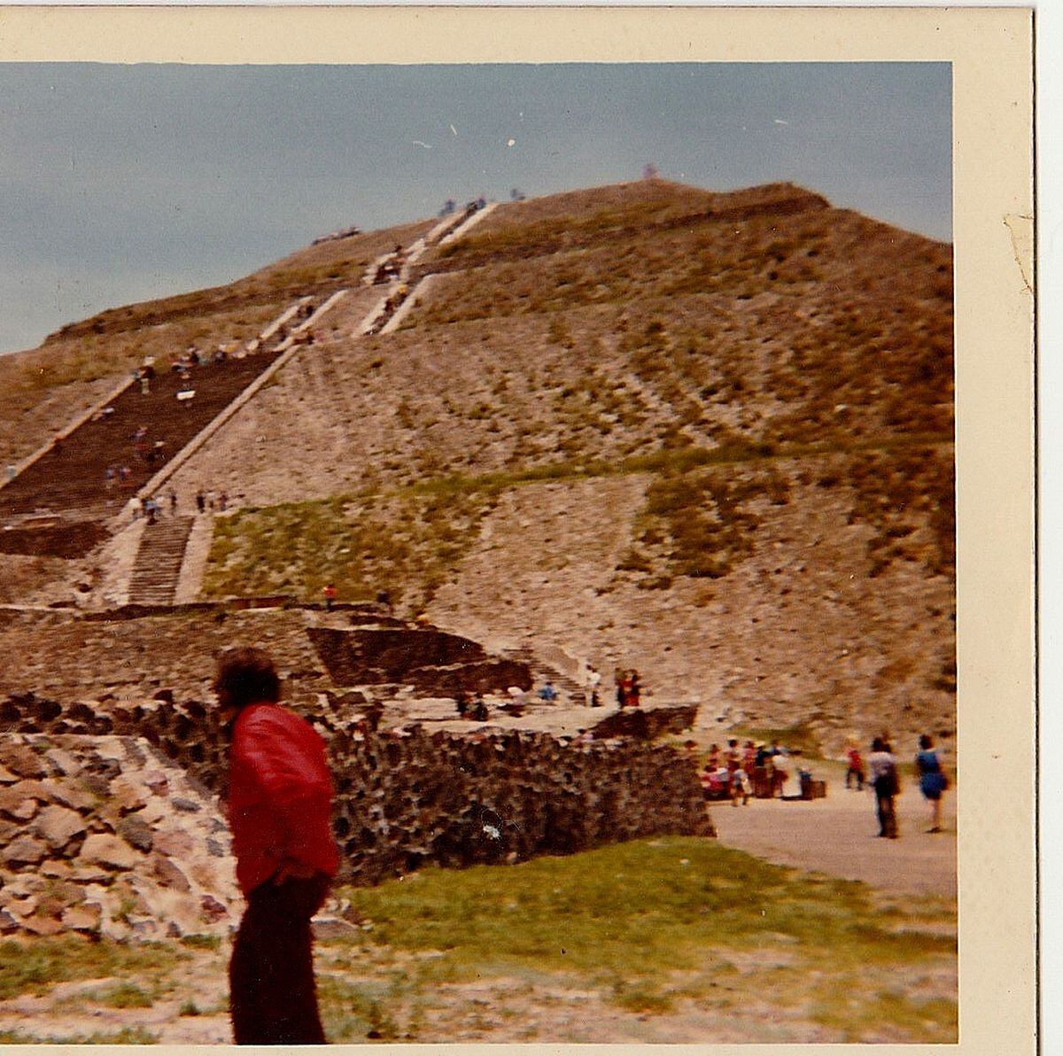 Viendo las pirámides de Teotihuacan