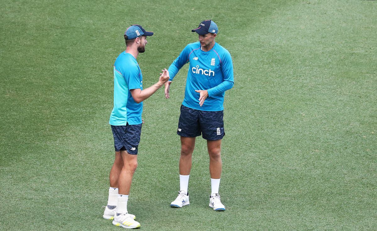 England's Joe Root ( Right ) talks with Chris Woakes             