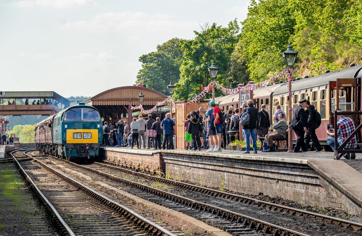 A packed Bewdley Platform with D1015 approaching
