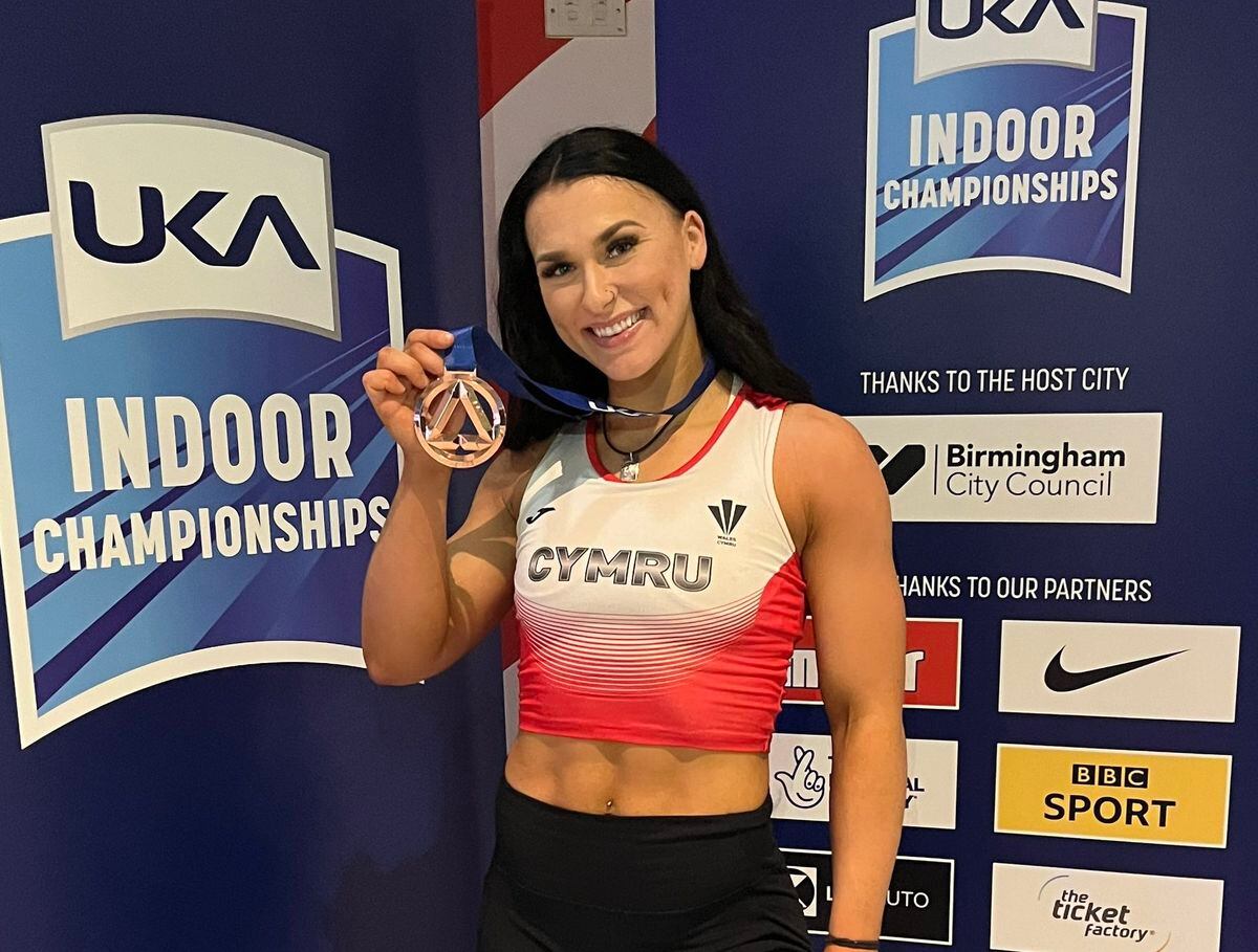 Adele Nicoll, de Welshpool, avec sa médaille de bronze au lancer du poids du Championnat d'athlétisme en salle du Royaume-Uni 2022 a obtenu un record personnel