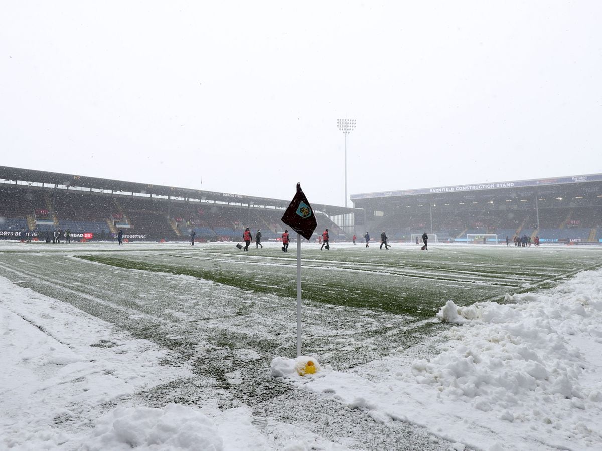 Zăpada iese din teren înaintea meciului din Premier League engleză de la Turf Moor dintre Burnley și Tottenham