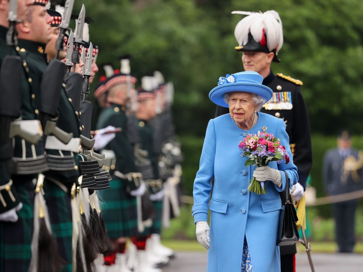 Queen inspecting pipers